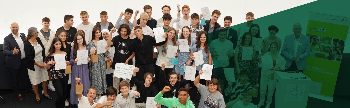 Eine Gruppe von Schülern und Erwachsenen, die Plakate in der Hand halten und für ein Foto posieren