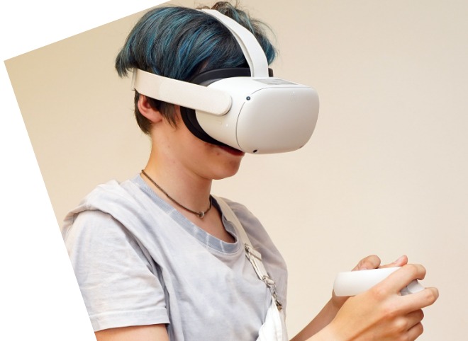 Ein Mädchen, das eine Virtual Reality Brille trägt und einen Controller in der Hand hält