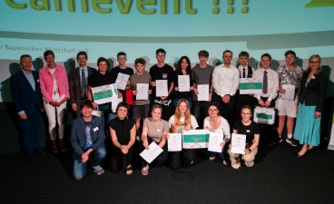 Gewinner Technik-Scouts 2025 Eine Gruppe von Menschen steht auf einer Bühne und posiert für ein Gruppenfoto. Einige Personen halten Zertifikate oder Schilder in den Händen